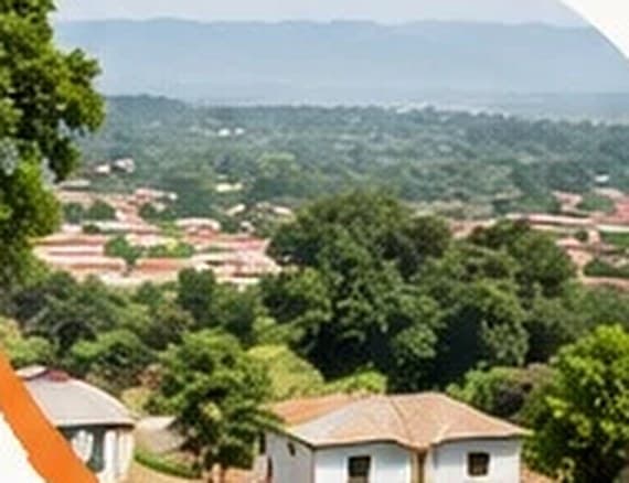 Un village togolais entouré d'arbres, vu depuis une colline
